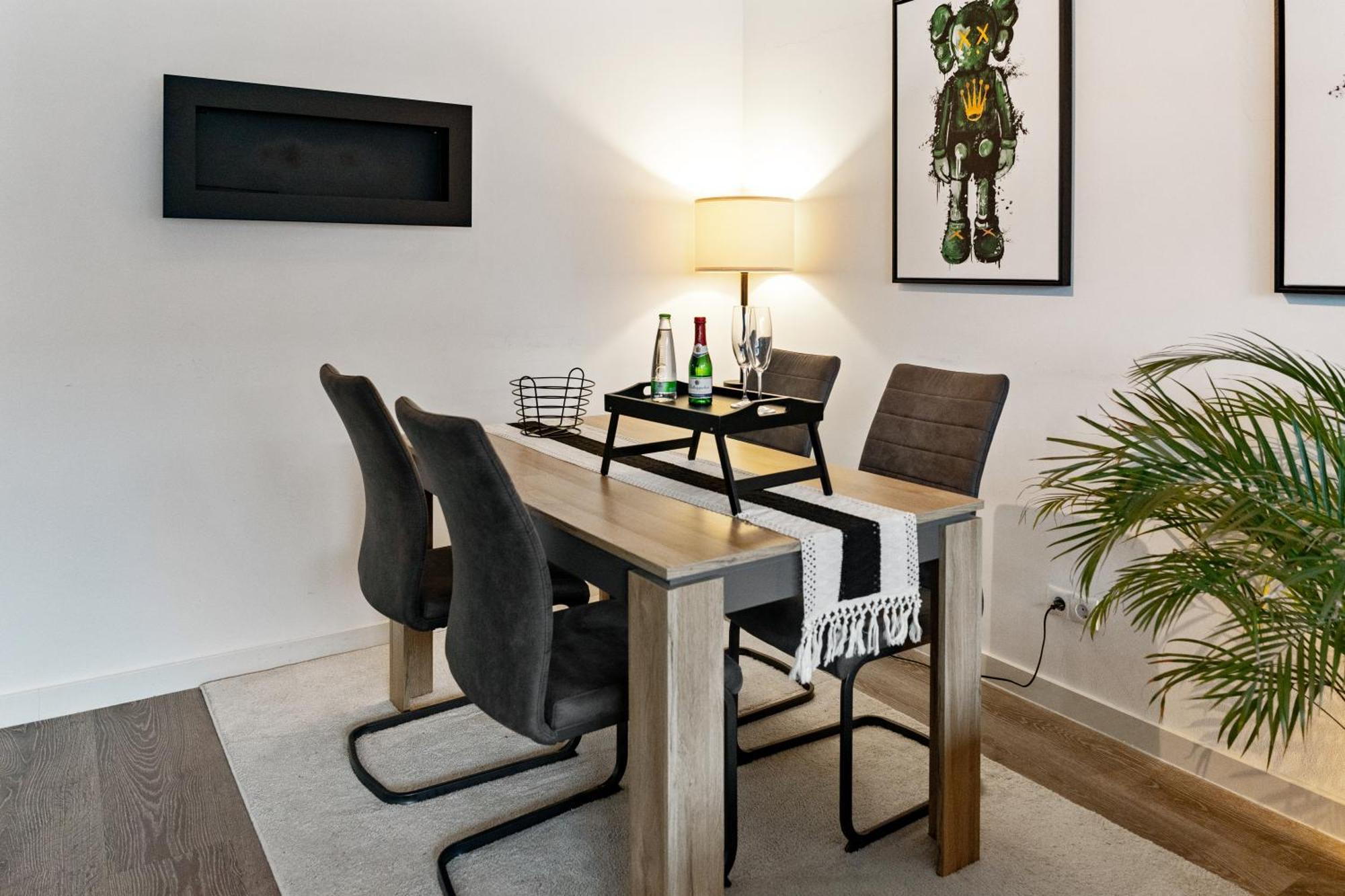 Modern Style Business Suite - Office - Kitchen - Balcony แฮร์โซเกนเอารัค ภายนอก รูปภาพ