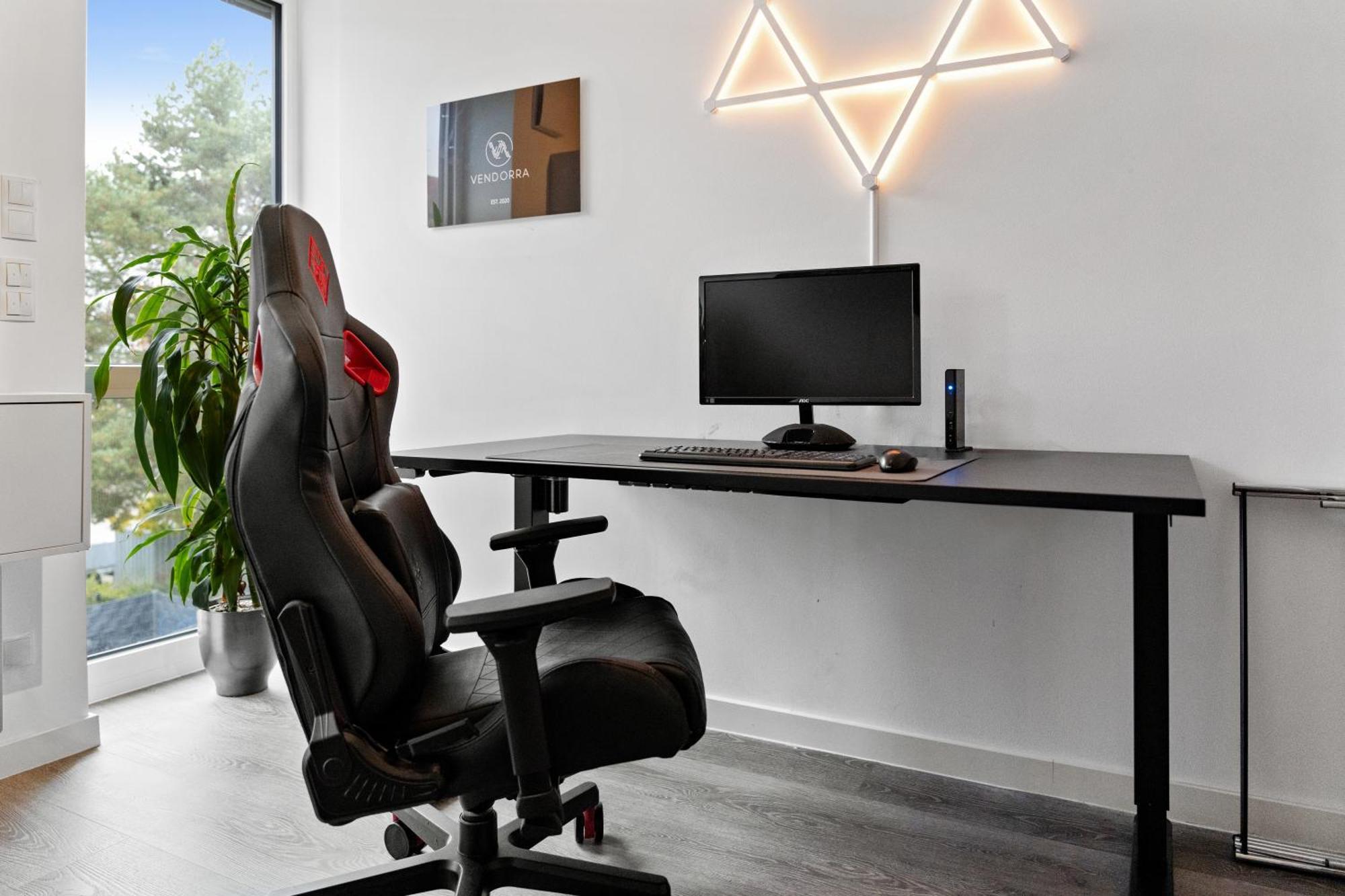 Modern Style Business Suite - Office - Kitchen - Balcony แฮร์โซเกนเอารัค ภายนอก รูปภาพ